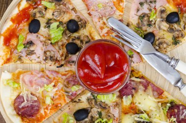 Altı dilim pizza ahşap tahta üzerinde farklı Topingler ile. Studio fotoğraf