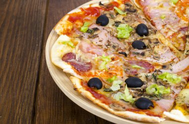 Altı dilim pizza ahşap tahta üzerinde farklı Topingler ile. Studio fotoğraf