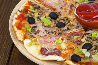 Altı dilim pizza ahşap tahta üzerinde farklı Topingler ile. Studio fotoğraf