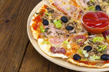 Altı dilim pizza ahşap tahta üzerinde farklı Topingler ile. Studio fotoğraf