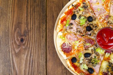 Altı dilim pizza ahşap tahta üzerinde farklı Topingler ile. Studio fotoğraf