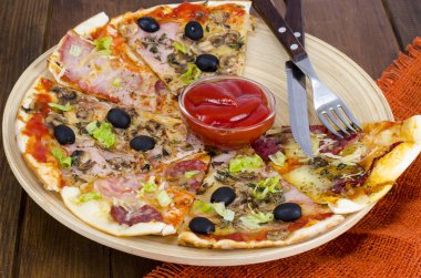 Altı dilim pizza ahşap tahta üzerinde farklı Topingler ile. Studio fotoğraf