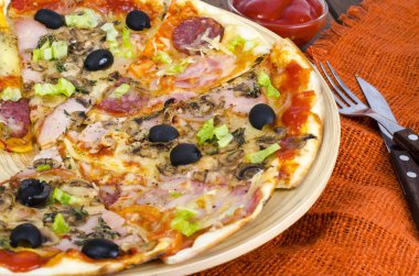 Altı dilim pizza ahşap tahta üzerinde farklı Topingler ile. Studio fotoğraf