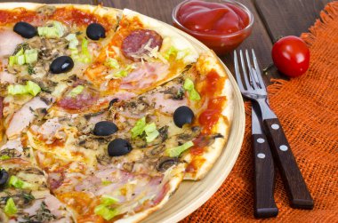 Altı dilim pizza ahşap tahta üzerinde farklı Topingler ile. Studio fotoğraf