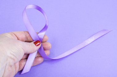 Lavanta rengi şerit, tüm kanserler, 4 Şubat Dünya kanser günü için farkındalık simgeleyen. Studio fotoğraf