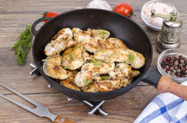 Kızarmış tavuk parçaları, tahta arka plan ile pan. Studio fotoğraf