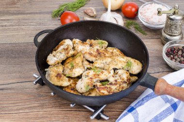 Kızarmış tavuk parçaları, tahta arka plan ile pan. Studio fotoğraf