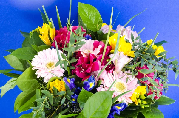 Eleganter Blumenstrauß Zum Feiern Auf Blauem Hintergrund Atelierphot — Stockfoto