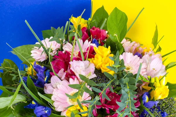 Mischung Aus Sommerblumen Bouquet Auf Hellem Hintergrund Studioaufnahme — Stockfoto