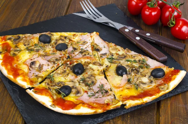 Pizza Met Mozzarella Kaas Tomatensaus Ham Salami Peper Kruiden Houten — Stockfoto