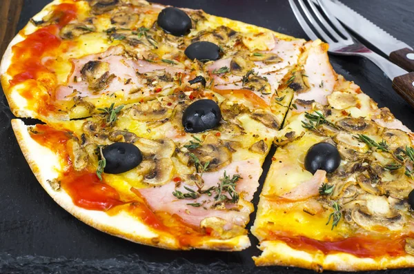 Pizza Met Mozzarella Kaas Tomatensaus Ham Salami Peper Kruiden Houten — Stockfoto