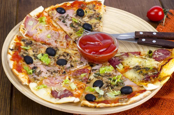 Zes Segmenten Van Pizza Met Verschillende Toppings Houten Bord Studio — Stockfoto