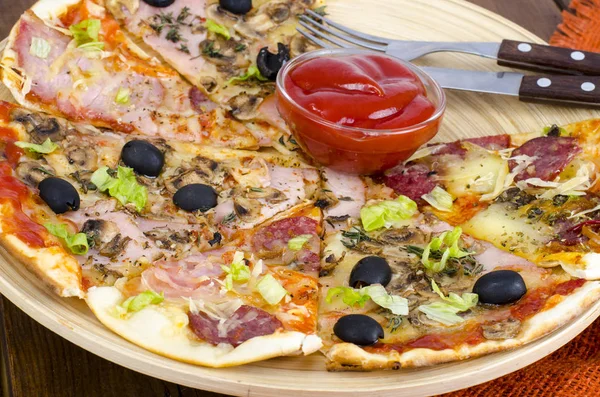 Zes Segmenten Van Pizza Met Verschillende Toppings Houten Bord Studio — Stockfoto