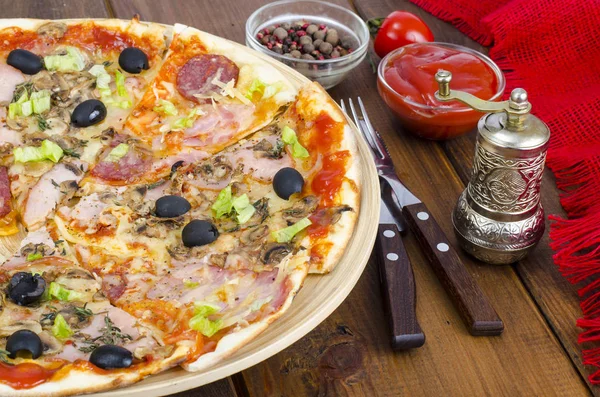 Zes Segmenten Van Pizza Met Verschillende Toppings Houten Bord Studio — Stockfoto