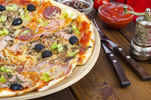 Seis Fatias Pizza Com Coberturas Diferentes Tábua Madeira Foto Estúdio — Fotografia de Stock