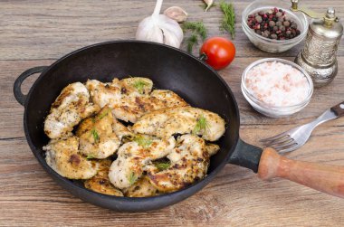 Kızarmış tavuk parçaları, tahta arka plan ile pan. Studio fotoğraf