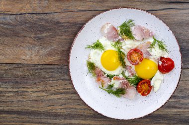 Sahanda yumurta, jambon ve domates kahvaltıda plakalı. Studio fotoğraf