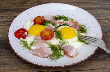 Sahanda yumurta, jambon ve domates kahvaltıda plakalı. Studio fotoğraf