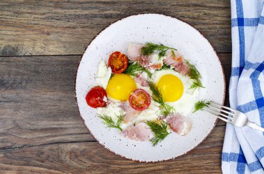 Sahanda yumurta, jambon ve domates kahvaltıda plakalı. Studio fotoğraf