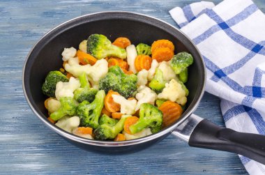 Kızartma için dondurulmuş sebzeli tava. Stüdyo Fotoğrafı 