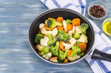 Kızartma için dondurulmuş sebzeli tava. Stüdyo Fotoğrafı 