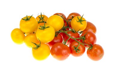 Beyaz arka planda sarı ve kırmızı kiraz domates. Studio fotoğraf