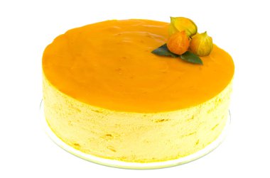 Mango kremalı pasta beyaz arka plan üzerinde. Studio fotoğraf