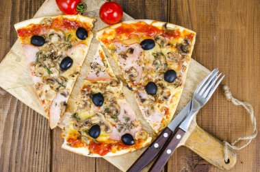 Mozzarella peyniri, jambon, mantar, zeytin dilimlenmiş pizza. Stüdyo Phot