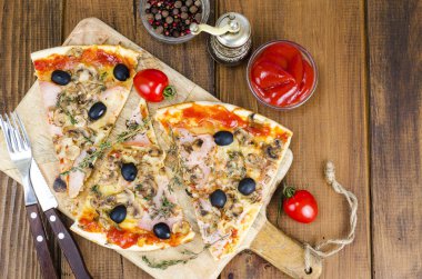 Mozzarella peyniri, jambon, mantar, zeytin dilimlenmiş pizza. Stüdyo Phot