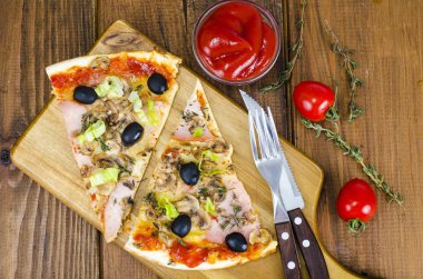 Mozzarella peyniri, jambon, mantar, zeytin dilimlenmiş pizza. Stüdyo Phot