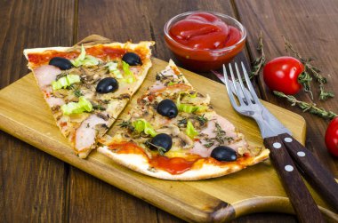 Mozzarella peyniri, jambon, mantar, zeytin dilimlenmiş pizza. Stüdyo Phot