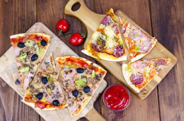 Ahşap kurulları ile dilimlenmiş farklı pizza. Studio fotoğraf