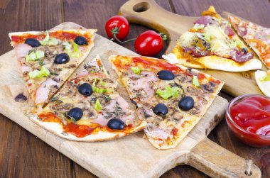 Ahşap kurulları ile dilimlenmiş farklı pizza. Studio fotoğraf