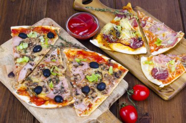 Ahşap kurulları ile dilimlenmiş farklı pizza. Studio fotoğraf