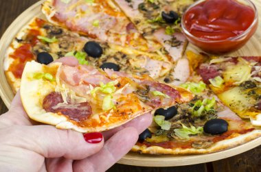 El ile dilim pizza. Studio fotoğraf