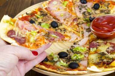 El ile dilim pizza. Studio fotoğraf