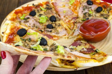 El ile dilim pizza. Studio fotoğraf