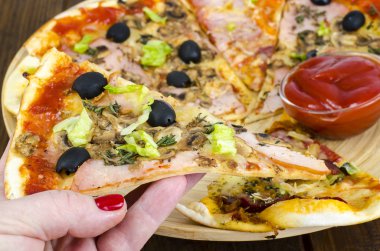 El ile dilim pizza. Studio fotoğraf