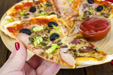 El ile dilim pizza. Studio fotoğraf