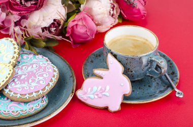 Paskalya kırmızı zemin üzerine ev yapımı kurabiye. Studio fotoğraf