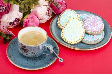 Paskalya kırmızı zemin üzerine ev yapımı kurabiye. Studio fotoğraf