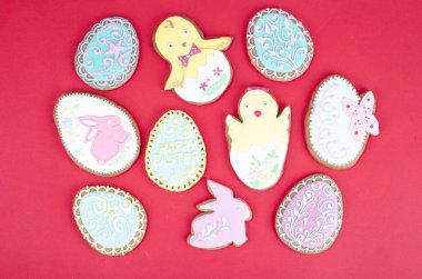 Paskalya kırmızı zemin üzerine ev yapımı kurabiye. Studio fotoğraf