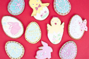 Paskalya kırmızı zemin üzerine ev yapımı kurabiye. Studio fotoğraf