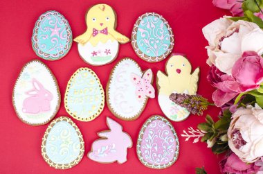 Paskalya kırmızı zemin üzerine ev yapımı kurabiye. Studio fotoğraf