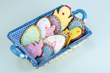 Parlak ev yapımı gingerbread çerezleri, Paskalya hediyesi. Studio fotoğraf