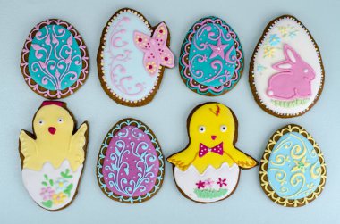 Parlak ev yapımı gingerbread çerezleri, Paskalya hediyesi. Studio fotoğraf