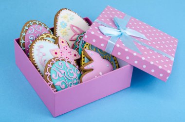 Parlak ev yapımı gingerbread çerezleri, Paskalya hediyesi. Studio fotoğraf