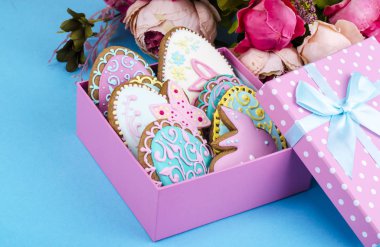Parlak ev yapımı gingerbread çerezleri, Paskalya hediyesi. Studio fotoğraf