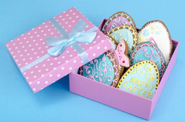 Parlak ev yapımı gingerbread çerezleri, Paskalya hediyesi. Studio fotoğraf