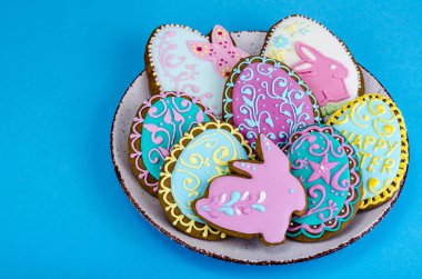 Parlak ev yapımı gingerbread çerezleri, Paskalya hediyesi. Studio fotoğraf